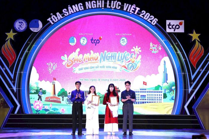 Ban tổ chức trao giải cho các thí sinh có phần thể hiện phù hợp với chủ đề, tiêu chí chương trình. Ảnh: Bảo Lâm