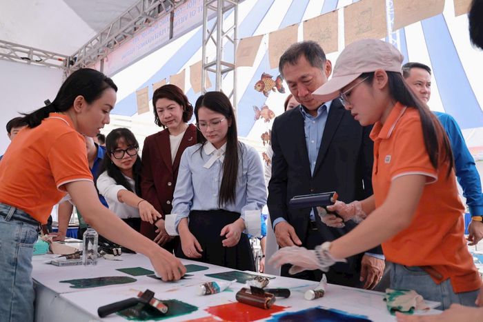 Các đại biểu trải nghiệm các gian hàng tại ngày hội. Ảnh: Bảo Lâm