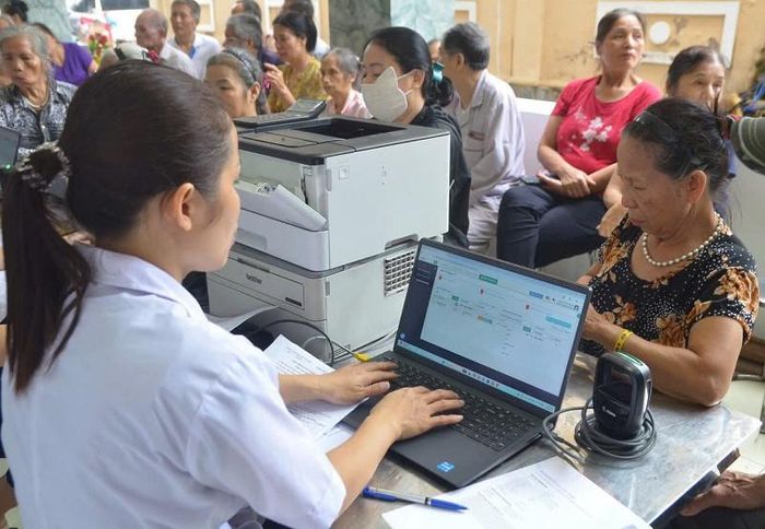 Kết quả khám bệnh được cập nhật vào hồ sơ sức khoẻ điện tử, tạo thuận lợi trong việc theo dõi sức khoẻ lâu dài, liên tục đối với người dân. Ảnh: PV