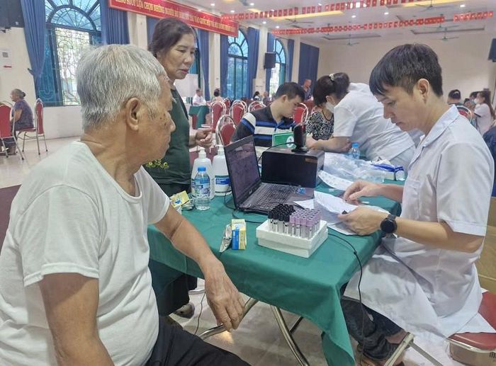 Ngành y tế xã Phú Xuyên tập trung khám sức khoẻ định kỳ, khám sàng lọc miễn phí cho người dân thôn Phú Minh. Ảnh: PV