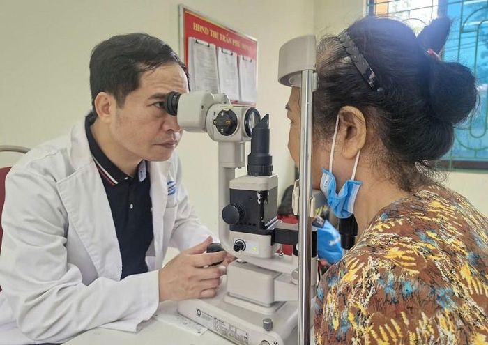 Đội ngũ các y, bác sĩ tận tình thăm khám, giúp người dân phát hiện sớm các bệnh lý để điều trị kịp thời, hiệu quả. Ảnh: PV
