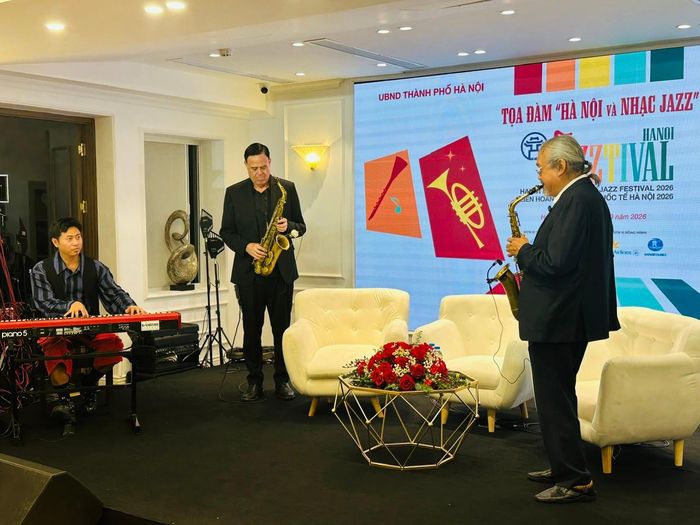 NSƯT Quyền Văn Minh và nghệ sĩ David Carlos Valdez biểu diễn ngẫu hứng trong buổi tọa đàm Ảnh: Hoàng Quyên