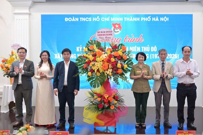 Lãnh đạo Đảng ủy, UBND, Ủy ban MTTQ Việt Nam xã Nam Ban Lâm Hà tặng hoa chúc mừng. Ảnh: Phan Linh