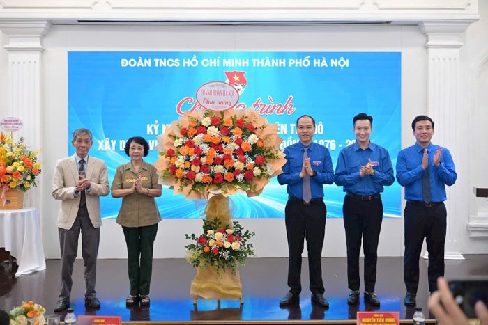Thường trực Thành đoàn Hà Nội tặng hoa chúc mừng Ban Liên lạc Hội Cựu TNXP tiền trạm. Ảnh: Phan Linh
