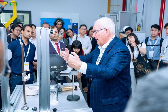 Tiến sỹ Terry Smith, chuyên gia quốc tế về mũ bảo hiểm và an toàn giao thông chia sẻ về mũ bảo hiểm an toàn, chất lượng. Ảnh: PV
