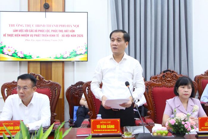 Bí thư Đảng ủy, Chủ tịch HĐND xã Phúc Lộc Tô Văn Sáng báo cáo với đoàn công tác. Ảnh: TT