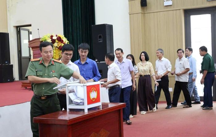 Các cá nhân, tập thể, đơn vị trên địa bàn tham gia ủng hộ. Ảnh PV