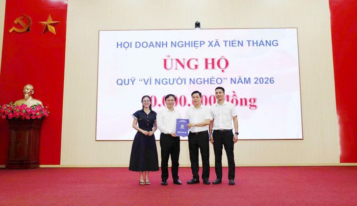 UB MTTQ Việt Nam xã Tiến Thắng tiếp nhận ủng hộ Quỹ của các đơn vị. Ảnh PV