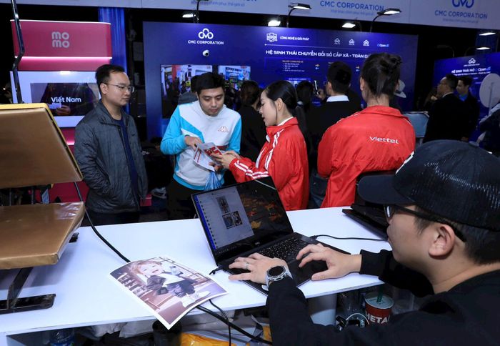 Người dân tham gia trải nghiệm công nghệ tại TECHFEST 2025. Ảnh: Viết Thành