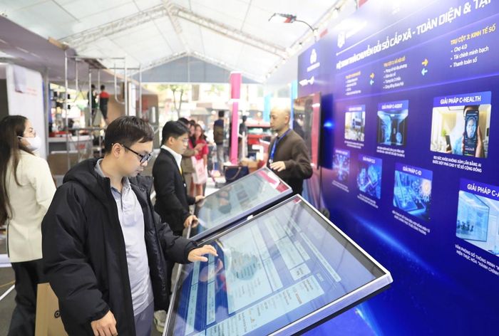Người dân tham gia trải nghiệm công nghệ tại TECHFEST 2025. Ảnh: Viết Thành