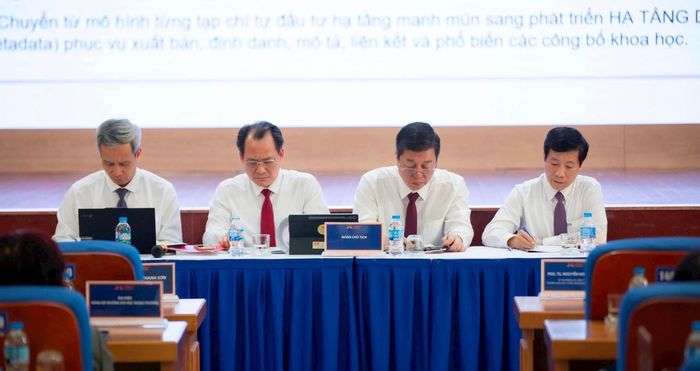 Các thành viên tham gia điều hành hội thảo. Ảnh: TT