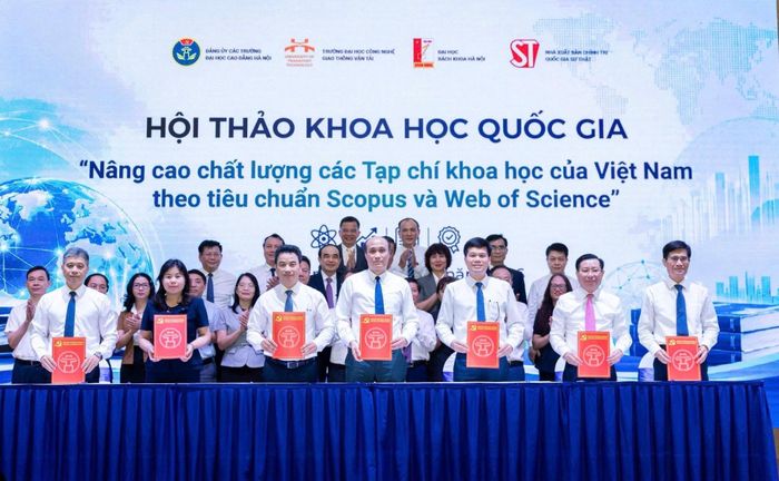 20 đơn vị ký biên bản cam kết ghi nhớ về phối hợp nâng cao chất lượng tạp chí khoa học Việt Nam theo chuẩn Scopus và Web of Science. Ảnh: TT