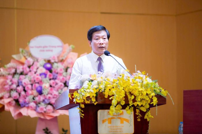 Phó Giáo sư, Tiến sĩ Nguyễn Hoàng Long, Hiệu trưởng Trường Đại học Công nghệ Giao thông vận tải chia sẻ kinh nghiệm xây dựng và phát triển JSTT - tạp chí khoa học của nhà trường. Ảnh: TT