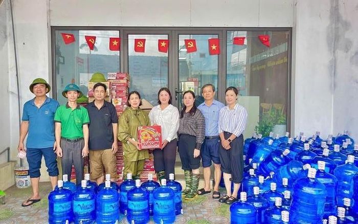 Xã Quảng Bị chuẩn bị nhu yếu phẩm hỗ trợ người dân vùng ngập lụt. Ảnh: Vũ Liên