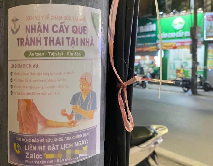 Tờ rơi quảng cáo "dịch vụ" cấy que tránh thai tại nhà dán trên cột điện. Ảnh: PV