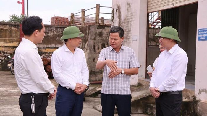 Bí thư Đảng ủy, Chủ tịch HĐND xã Tam Hưng Bùi Văn Sáng và Chủ tịch UBND xã Tam Hưng Bùi Đình Thái kiểm tra công tác tiêu thoát nước tại trạm bơm Nhân Hiền. Ảnh: Bình Minh