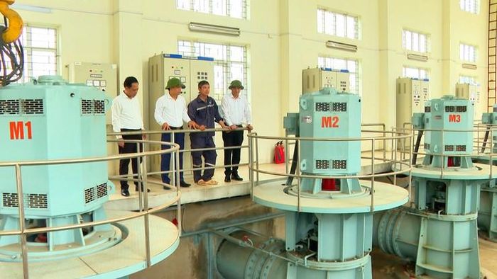 Bí thư Đảng ủy, Chủ tịch HĐND xã Tam Hưng Bùi Văn Sáng và Chủ tịch UBND xã Tam Hưng Bùi Đình Thái kiểm tra công tác tiêu thoát nước tại trạm bơm Thạch Nham 3. Ảnh: Bình Minh