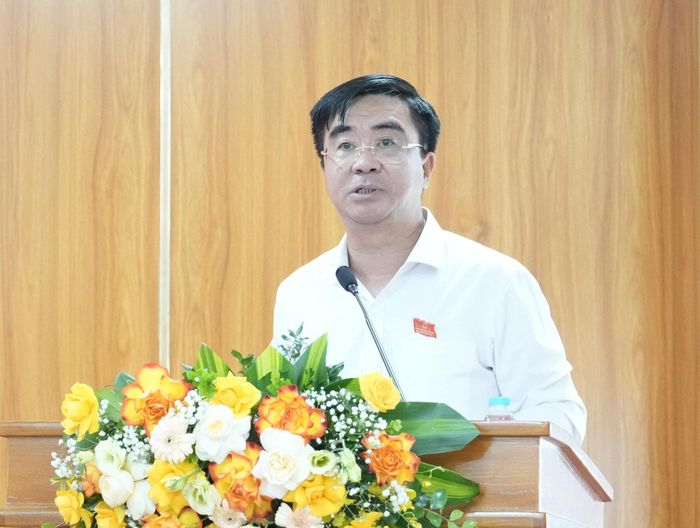 Bí thư Đảng ủy, Chủ tịch HĐND phường Khương Đình Võ Đăng Dũng phát biểu tại phiên giải trình. Ảnh: Hồng Thái