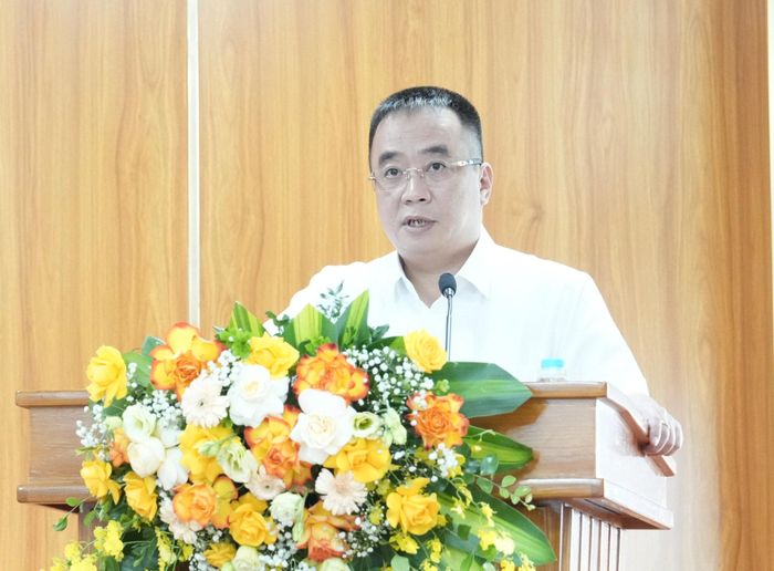 Phó Bí thư Đảng ủy, Chủ tịch UBND phường Khương Đình Nguyễn Sỹ Đoàn phát biểu tại phiên giải trình. Ảnh: Hồng Thái