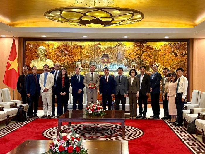 Phó Chủ tịch UBND thành phố Hà Nội Nguyễn Xuân Lưu, Phó Chủ tịch Vùng Île-de-France Stéphane Beaudet cùng các đại biểu tham dự buổi làm việc.