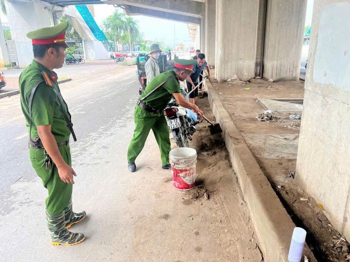 Cán bộ, chiến sĩ Công an phường Yên Nghĩa tập trung làm sạch các khu vực công cộng sau mưa lớn. Ảnh: YN