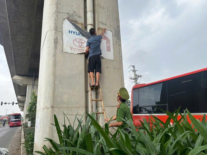 Các biển, tờ rơi quảng cáo dán, treo sai quy định được lực lượng chức năng bóc xóa. Ảnh: YN