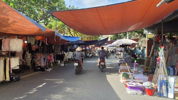 Việc bố trí thêm các điểm kinh doanh trong chợ truyền thống được kỳ vọng sẽ giảm tình trạng kinh doanh tự phát ngoài chợ. Ảnh: HL