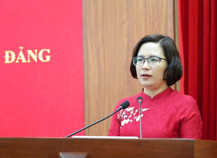 Phó Bí thư Thường trực Đảng ủy, Chủ tịch HĐND xã Quang Minh Nguyễn Thị Ngọc Hà phát biểu tại hội nghị. Ảnh: PV