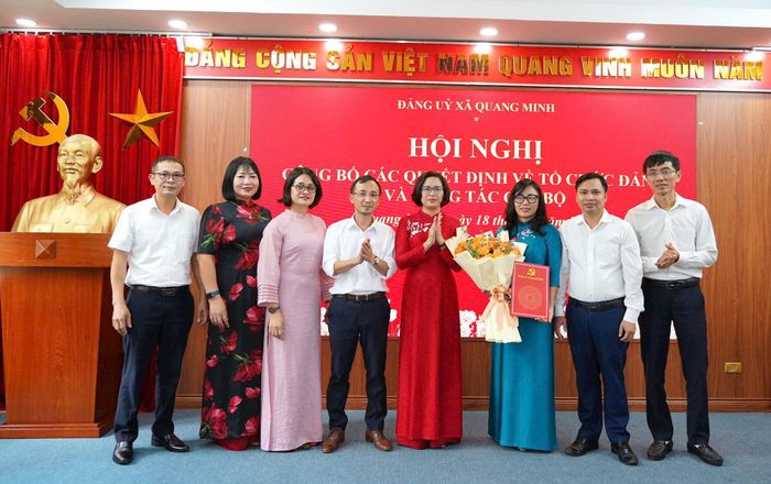 Thường trực Đảng ủy xã Quang Minh trao quyết định về công tác tổ chức, cán bộ đối với Đảng bộ Trường THPT Quang Minh. Ảnh: PV