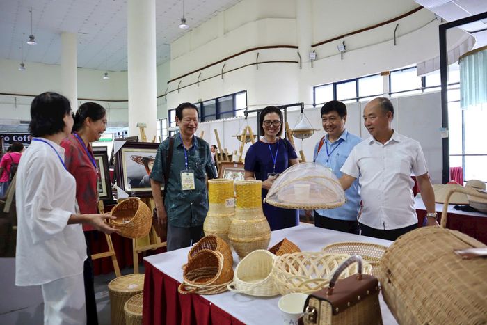 Hội đồng giám khảo đánh giá, chấm điểm các sản phẩm.