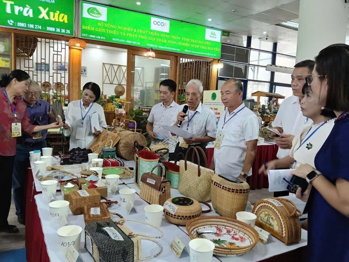 Hội đồng giám khảo đánh giá, chấm điểm các sản phẩm.