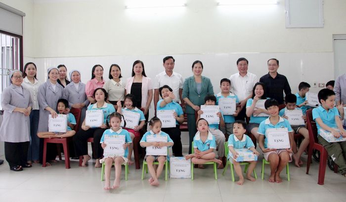 Phó Chủ tịch Ủy ban MTTQ Việt Nam thành phố Hà Nội Nguyễn Thị Thu Huyền trao quà Trung thu tại Dòng Phaolo - Giáo xứ Thạch Bích. Ảnh: Lê Phương
