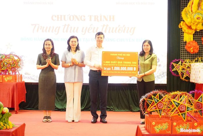 Phó Chủ tịch Thường trực Ủy ban MTTQ Việt Nam thành phố Hà Nội Trần Thị Phương Hoa trao biển tượng trưng quà tặng gửi tới 7 trường chuyên biệt trực thuộc Sở Giáo dục và Đào tạo thành phố. Ảnh: Lê Dung