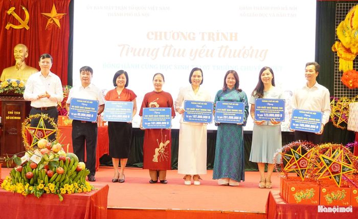 Giám đốc Sở Giáo dục và Đào tạo Hà Nội Nguyễn Văn Hiền trao biển tượng trưng quà tặng tới các trường. Ảnh: Lê Dung