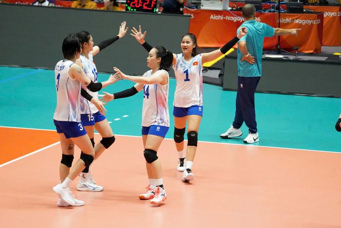 Nỗ lực của các cô gái đội tuyển Việt Nam để có được chiến thắng. Ảnh: Hiển Trần