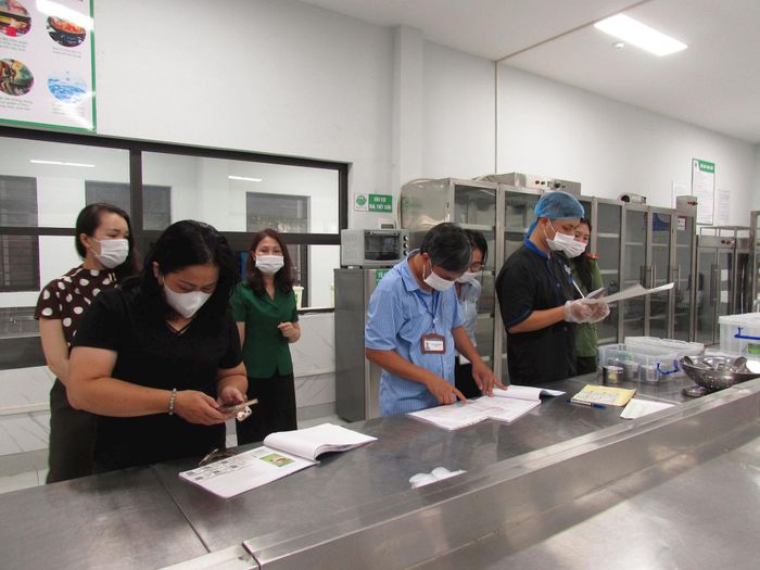 Đoàn kiểm tra liên ngành kiểm tra đột xuất tại Trường Tiểu học Nhật Tân. Ảnh: Phương Thảo