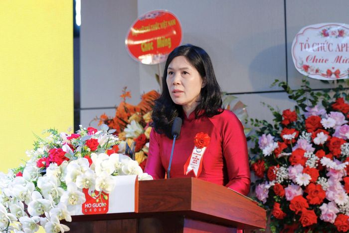 Phó Chủ tịch Thường trực Ủy ban MTTQ Việt Nam thành phố Hà Nội Trần Thị Phương Hoa ghi nhận, đánh giá cao những kết quả Hội Nữ trí thức Hà Nội đạt được. Ảnh: Hoàng Toàn
