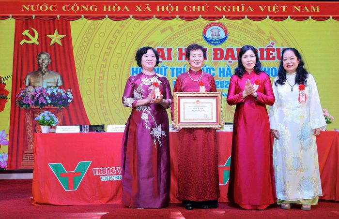 Thành uỷ viên, Phó Chủ tịch Thường trực Ủy ban MTTQ Việt Nam thành phố Hà Nội Trần Thị Phương Hoa trao Bằng khen cho tập thể Hội Nữ trí thức Hà Nội. Ảnh: Hoàng Toàn