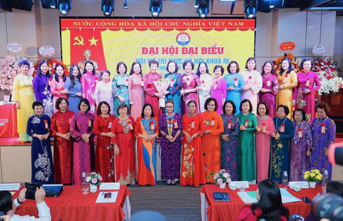 Ban Chấp hành Hội Nữ trí thức Hà Nội nhiệm kỳ 2026-2031 ra mắt. Ảnh: Hoàng Toàn