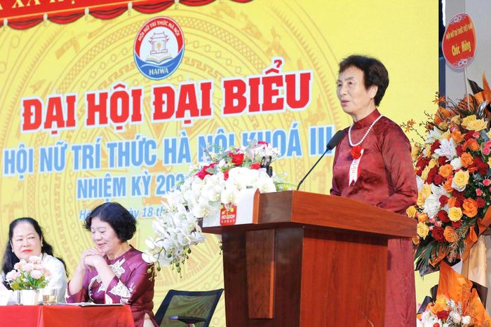 PGS.TS Bùi Thị An, Chủ tịch Hội Nữ trí thức Hà Nội khóa II phát biểu khai mạc đại hội. Ảnh: Hoàng Toàn