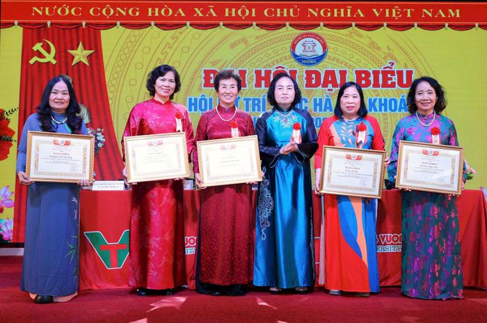 GS.TS Lê Thị Hợp, Chủ tịch Hội Nữ trí thức Việt Nam trao Bằng khen cho tập thể Hội và các cá nhân có thành tích xuất sắc trong hoạt động Hội. Ảnh: Hoàng Toàn