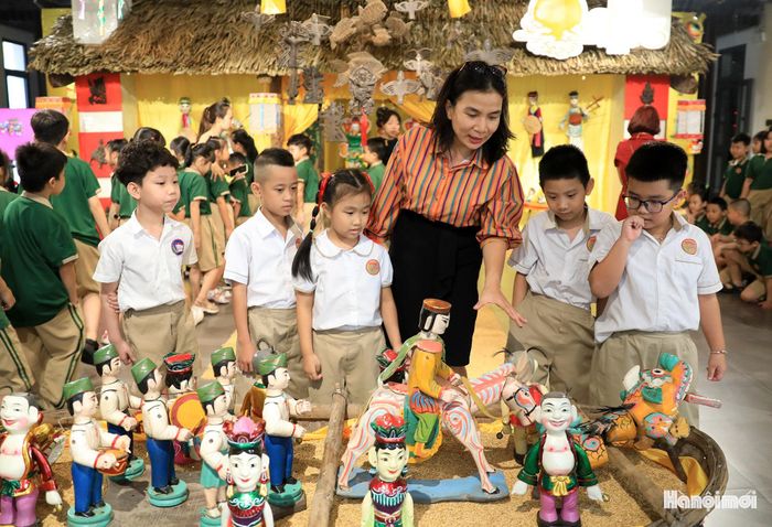 Đưa học sinh đến trải nghiệm thực tế, cô giáo Hoàng Thị Thu Trang (Trường Tiểu học Hoàn Kiếm) cho biết: “Đây là một tiết học ngoại khóa được nhà trường đưa vào thực tế để các con có thêm cơ hội khám phá nét đẹp văn hóa dân tộc. Sân chơi bổ ích này giúp các em vừa thỏa sức sáng tạo, vừa phát triển toàn diện hơn cả về thể chất lẫn tinh thần”.