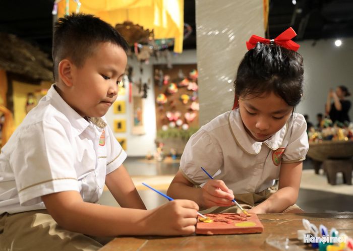 Bé Nguyễn Gia Hân (học sinh Trường Tiểu học Hoàn Kiếm) hào hứng chia sẻ: “Con rất thích khi được tham gia các hoạt động ở đây. Chúng con được thỏa sức sáng tạo những món đồ chơi Trung thu truyền thống và học thêm nhiều điều mới mẻ mà trước đây chỉ thấy qua sách vở”.