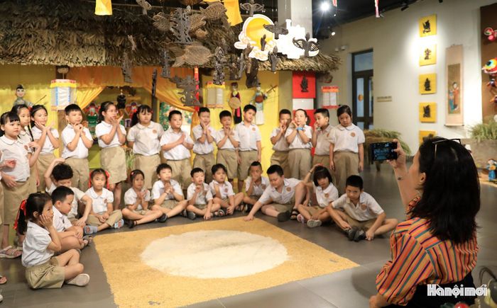 Tranh thủ lưu lại hình ảnh đẹp trong không gian tràn ngập sắc màu Trung thu phố cổ.