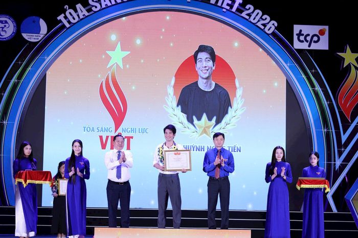 Phó Chủ tịch Ủy ban Trung ương Mặt trận Tổ quốc Việt Nam Nguyễn Phi Long và Bí thư Thường trực Trung ương Đoàn Nguyễn Minh Triết trao khen thưởng cho thanh niên khuyết tật tiêu biểu. Ảnh: Kỳ Anh