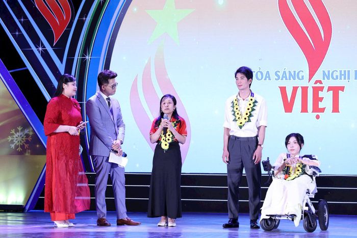 Các gương thanh niên khuyết tật tiêu biểu giao lưu tại chương trình tuyên dương. Ảnh: Kỳ Anh