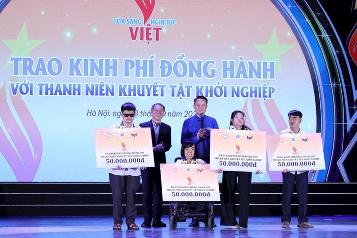 Trao hỗ trợ cho 4 dự án khởi nghiệp tiêu biểu của thanh niên khuyết tật. Ảnh: Kỳ Anh