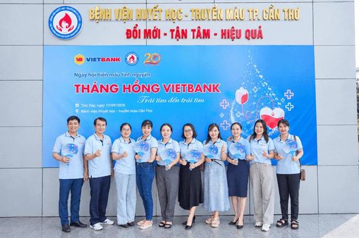 Cán bộ, nhân viên Vietbank tại Cần Thơ nhiệt tình hưởng ứng hoạt động hiến máu.