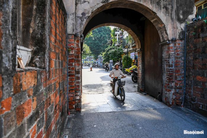 Tên gọi Ô Quan Chưởng được người dân lưu truyền gắn với câu chuyện về một viên Chưởng cơ cùng đội quân 100 binh lính đã anh dũng chiến đấu chống quân Pháp để bảo vệ thành Hà Nội. Phía trong vọng lâu hiện có một ban thờ nhỏ tưởng niệm viên Chưởng cơ và những binh lính đã hy sinh khi bảo vệ thành Hà Nội năm 1873. Chính những câu chuyện được lưu truyền qua nhiều thế hệ đã góp phần làm nên chiều sâu văn hóa, ký ức cho di tích.