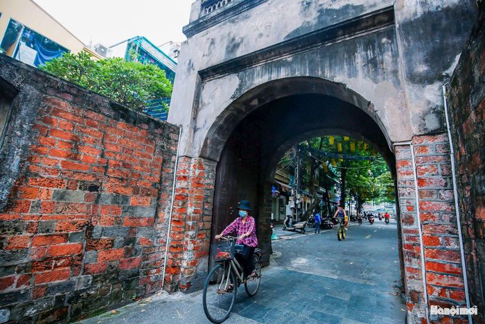 Xưa kia, Ô Quan Chưởng nằm trên tuyến đường từ trong thành phố đi ra bờ sông Hồng, thuộc địa phận phường Đông Hà, tổng Hậu Túc, sau đổi là Đồng Xuân, huyện Thọ Xương. Từ cửa ô ra bờ sông là con đường dài khoảng 80m. Phía ngoài cửa ô khi đó được coi là đất ngoại thành. Với vị trí nằm trên tuyến giao thương quan trọng, cổng được xây dựng có vọng lâu, thường xuyên được canh gác và kiểm soát nhằm giữ gìn an ninh cho khu phố buôn bán bên trong.